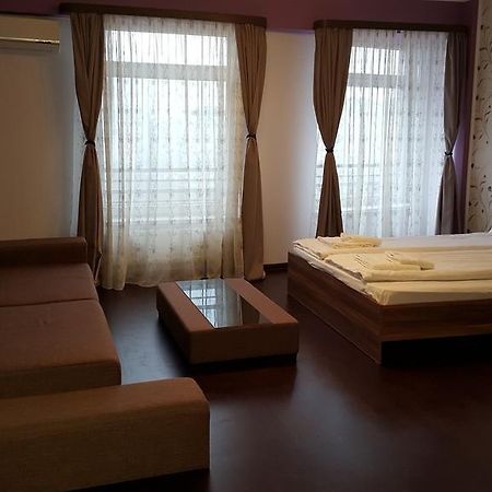 Sunlight Studio Apartment Oradea Buitenkant foto