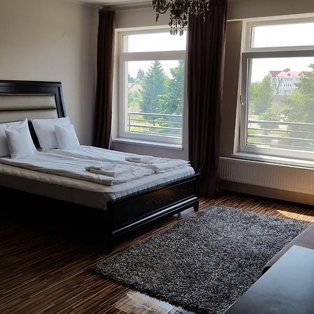 Sunlight Studio Apartment Oradea Buitenkant foto