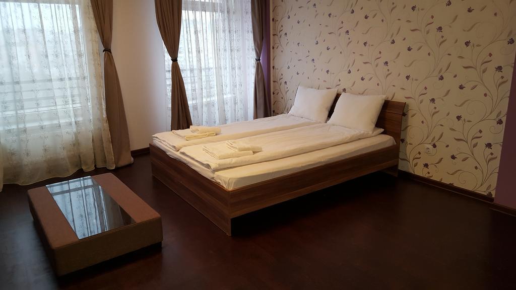 Sunlight Studio Apartment Oradea Buitenkant foto
