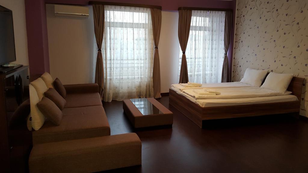 Sunlight Studio Apartment Oradea Buitenkant foto