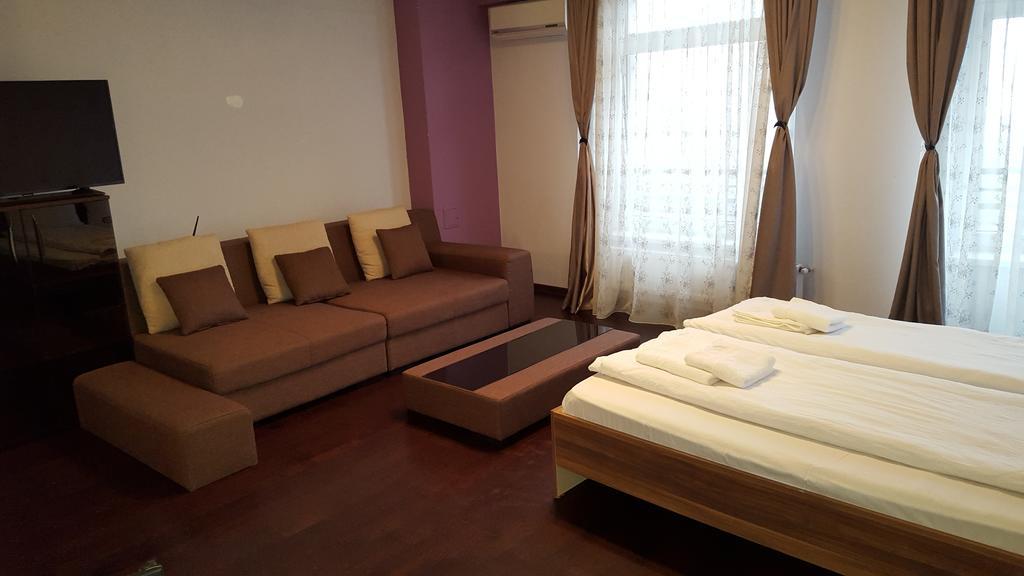 Sunlight Studio Apartment Oradea Buitenkant foto