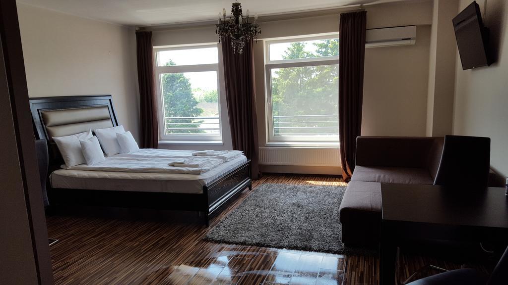 Sunlight Studio Apartment Oradea Buitenkant foto