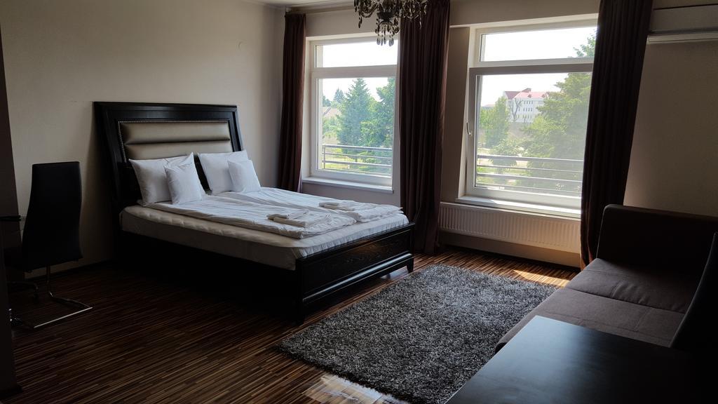 Sunlight Studio Apartment Oradea Buitenkant foto