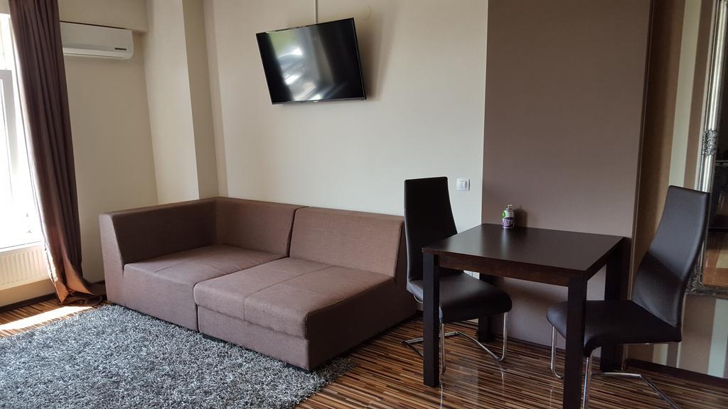 Sunlight Studio Apartment Oradea Buitenkant foto