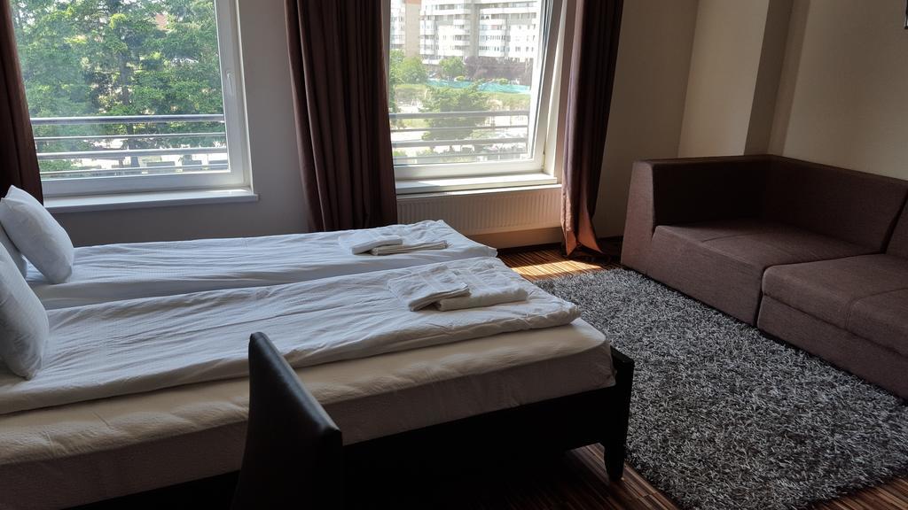 Sunlight Studio Apartment Oradea Buitenkant foto