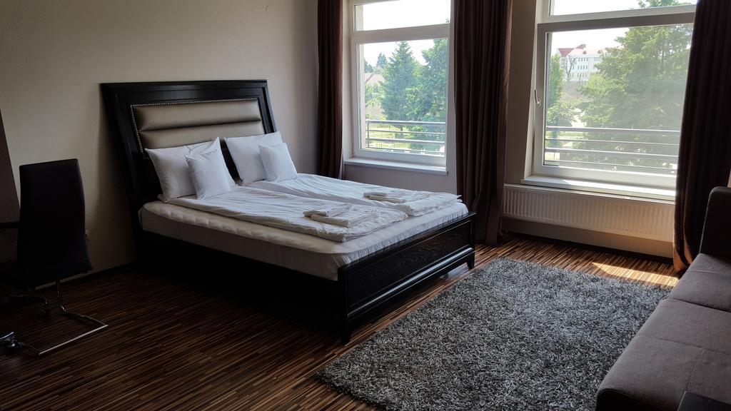 Sunlight Studio Apartment Oradea Buitenkant foto